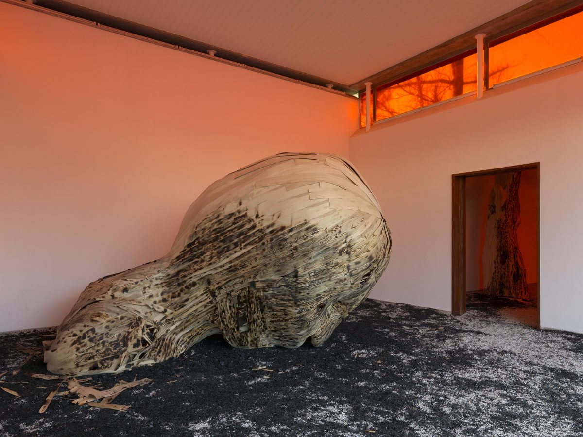 <i>Le concert (figure 2)</i>, 2022 </br>
wood, burnt wood, wood chips, charcoal, stapples, screws</br>
309 x 335 x 473 cm / 121.6 x 131.8 x 186.2 in