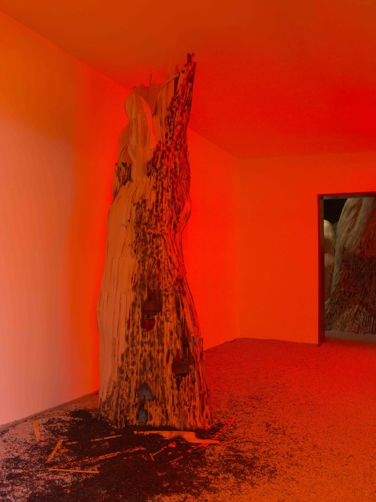 <i>Le concert (figure 3)</i>, 2022 </br>
wood, burnt wood, wood chips, charcoal, stapples, screws</br>
393 x 149 x 121 cm / 154.7 x 58.6 x 48 in