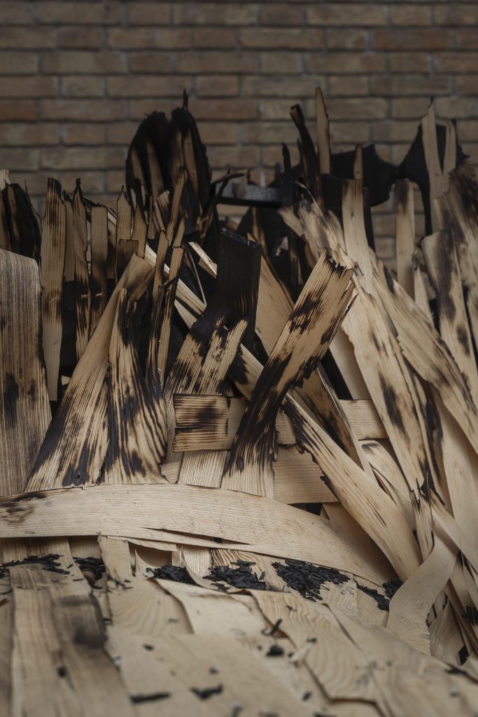 <i>Le concert (figure 1)</i>, 2022 </br>
wood, wood chips, charcoal, stapples, screws</br>
156 x 335 x 239 cm / 61.4 x 131.8 x 94 in