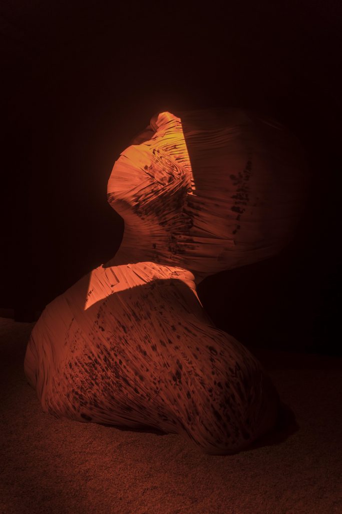 <i>Le concert (figure 8)</i>, 2022 </br>
wood, burnt wood, wood chips, charcoal, stapples, screws</br>
318,5 x 286,2 x 316,6 cm / 125.3 x 112.6 x 124.6 in