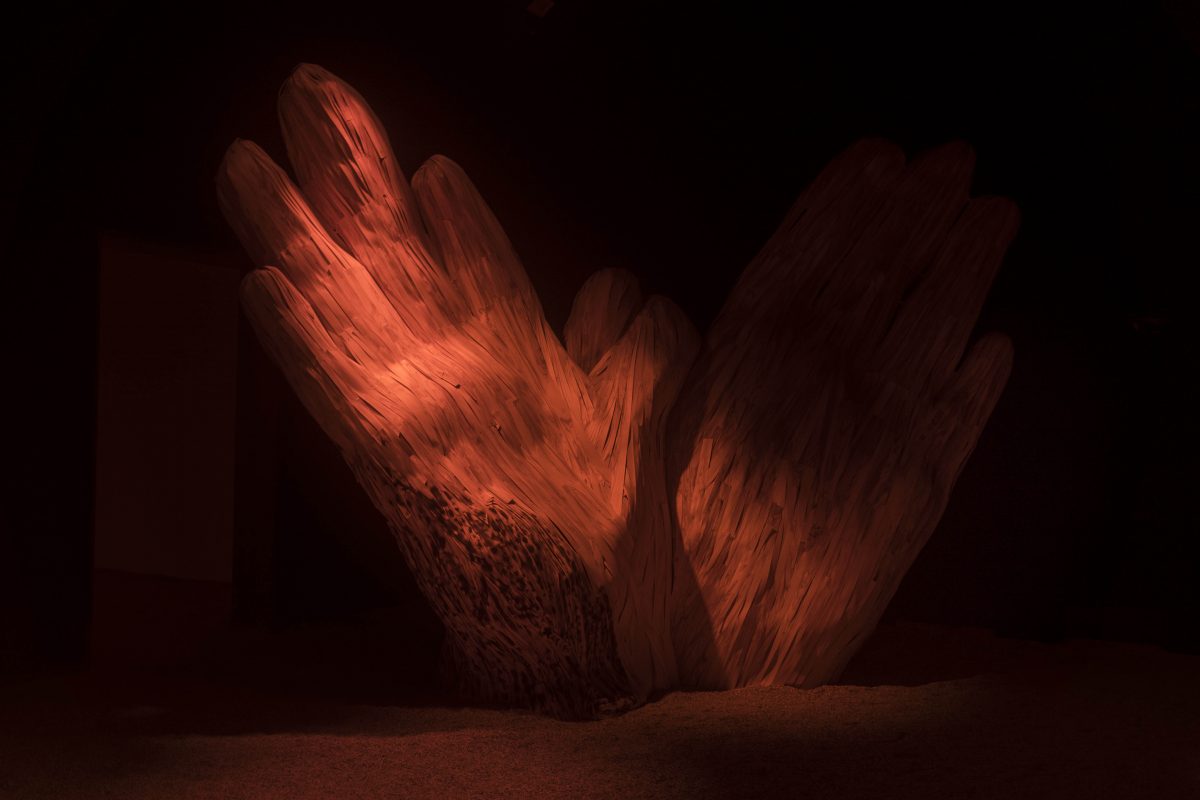 <i>Le concert (figure 4)</i>, 2022 </br>
wood, burnt wood, wood chips, charcoal, stapples, screws</br>
407,2 x 542 x 157,6 cm / 160.3 x 213.3 x 62 in