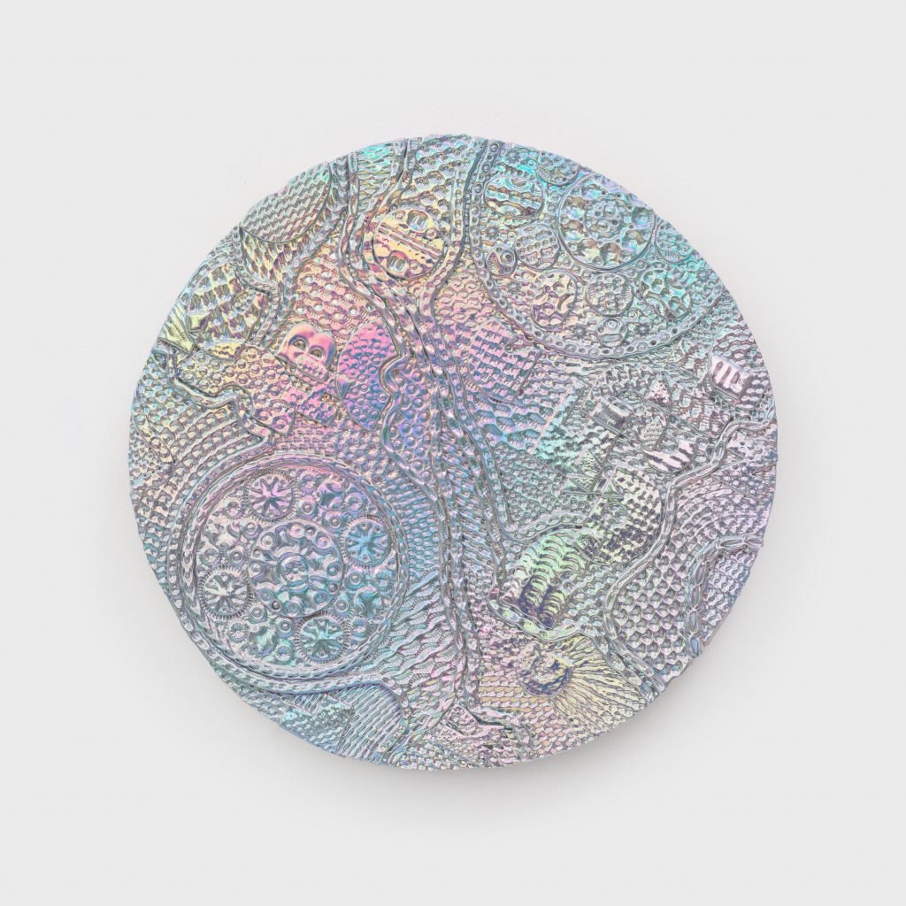 <i>Ghostess</i>, 2021 </br>
dichroic coating on glazed ceramic</br>
43,6 x 43,6 x 3,8 cm / 17.2 x 17.2 x 1.5 in