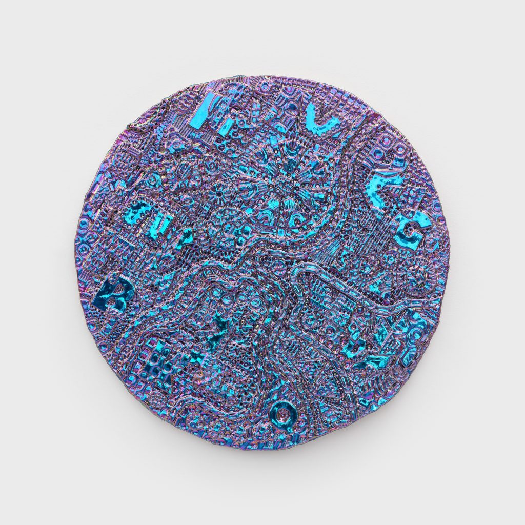 <i>Duende Green Magenta over Purple</i>, 2022 </br>
dichroic coating on glazed ceramic</br>
49,5 x 49,5 x 3,8 cm / 19.5 x 19.5 x 1.5 in
