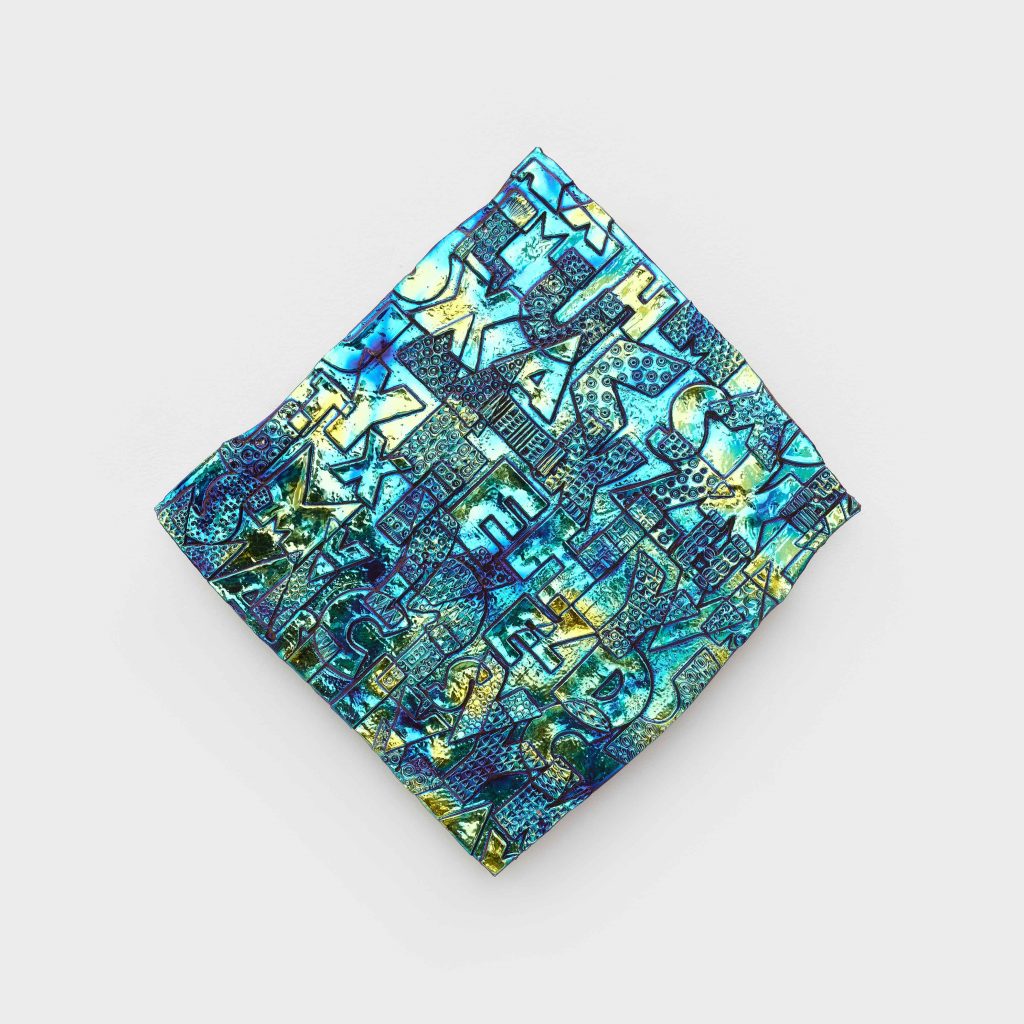 <i>Metro Ghost</i>, 2022 </br>
dichroic coating on glazed ceramic</br>
44,9 x 43 x 3,8 cm / 17.7 x 17 x 1.5 in