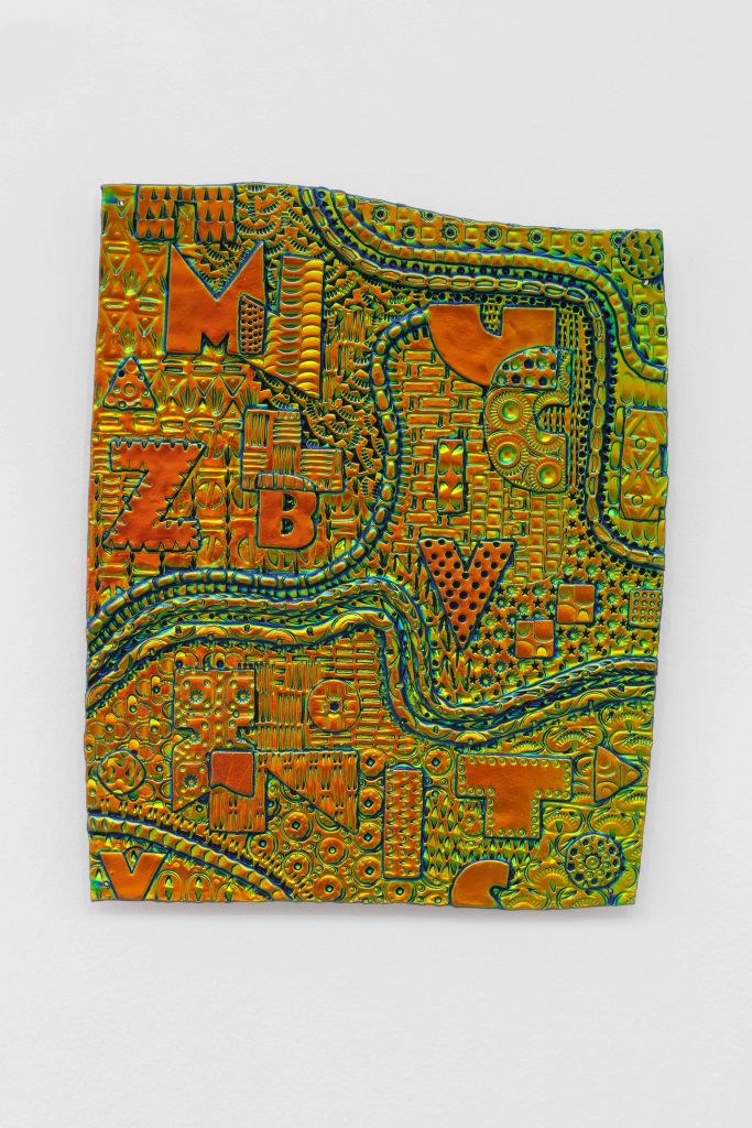 <i>Pattern Behavior</i>, 2022 </br>
dichroic coating on glazed ceramic</br>
36,8 x 29,2 x 3,8 cm / 14.5 x 11.5 x 1.5 in