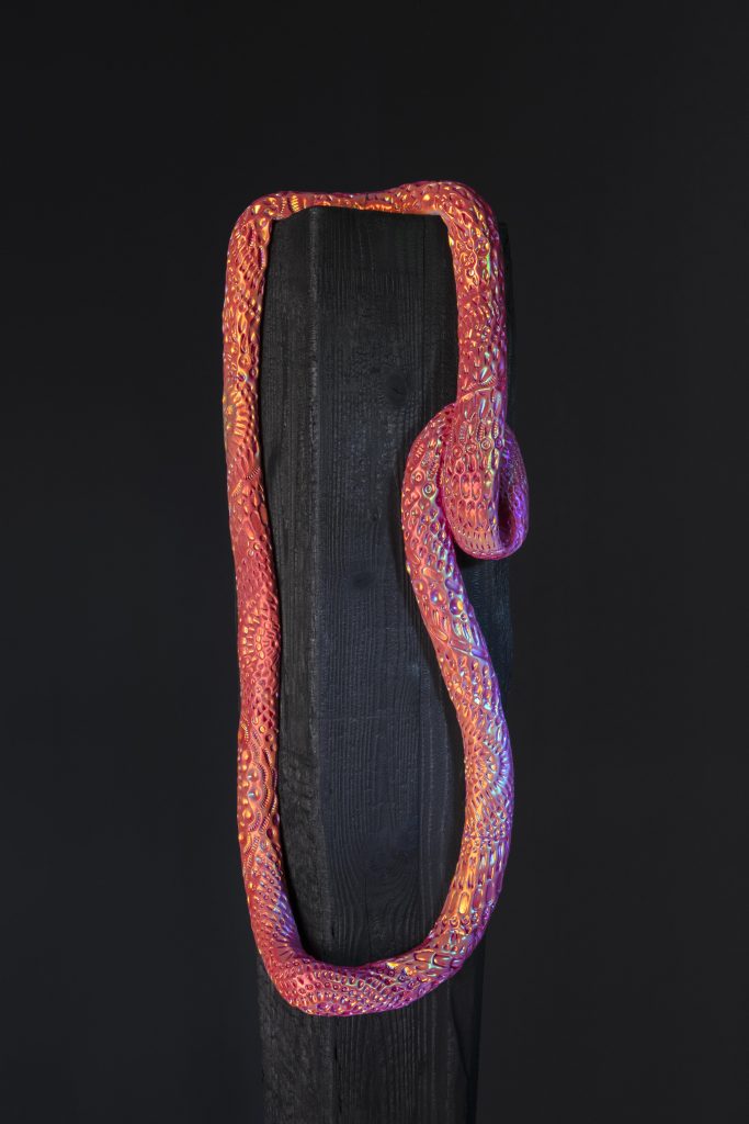 <i>Samantha</i>, 2022 </br>
burned wood and dichroic coating on glazed ceramic</br>
Samantha: 54,6 x 21,5 x 10,1 cm / 21.5 x 8.5 x 4 in</br>
trunk: 250 x 16 x 16 cm / 98.4 x 6.2 x 6.2 in