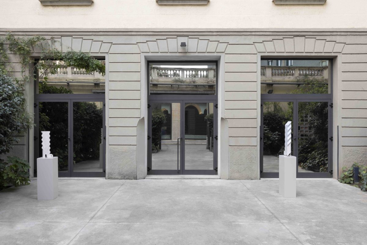 <i>Anthea Hamilton, Cold, Cold Heart</i>, 2022
</br> installation view, kaufmann repetto, Milan