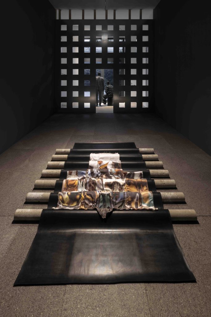 <i>Anthea Hamilton, Cold, Cold Heart</i>, 2022
</br> installation view, kaufmann repetto, Milan