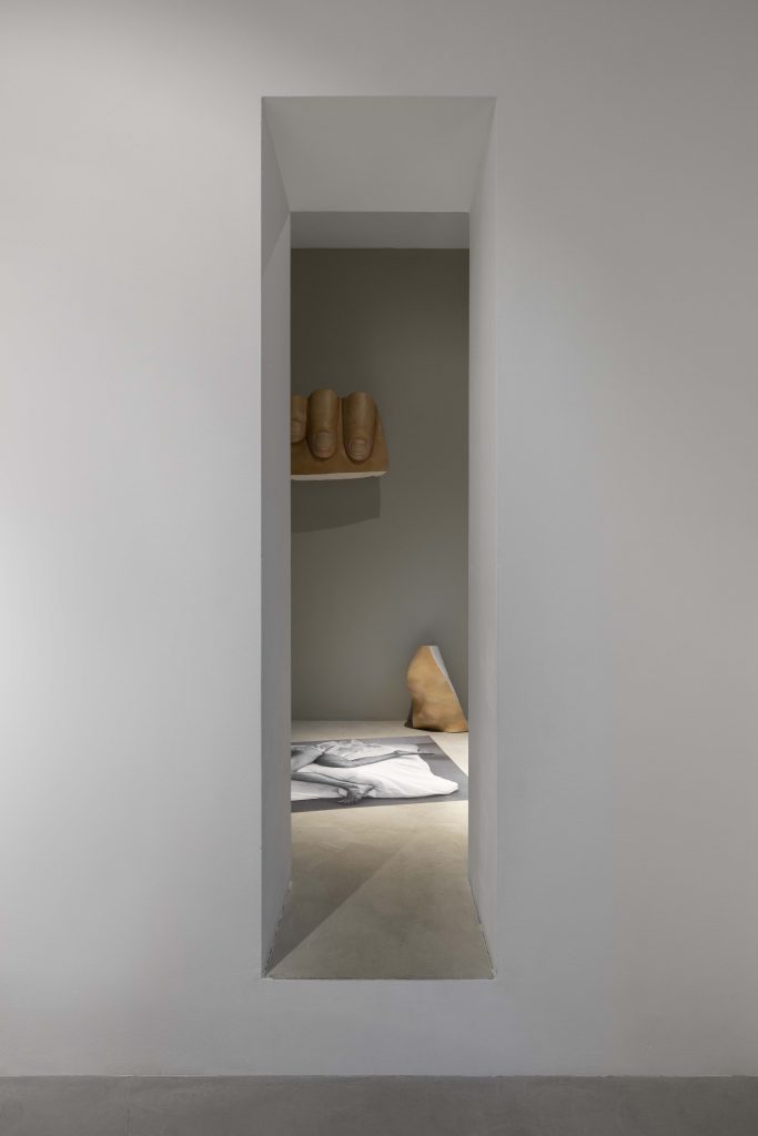 <i>Anthea Hamilton, Cold, Cold Heart</i>, 2022
</br> installation view, kaufmann repetto, Milan