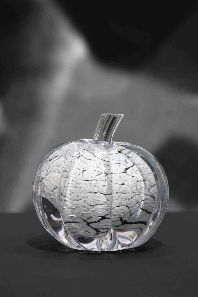 <I>Cold Heart Squash</i>, 2022
</br>handblown glass and pigment</br> 19 x 19 x 19,5 cm / 7.4 x 7.4 x 7.6 in