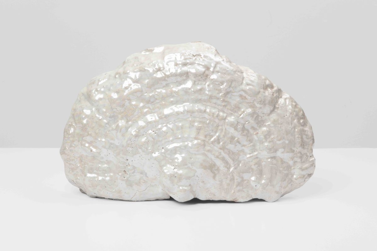 <i>Otro Reino Nacarado (Another Pearly Kingdom)</i>, 2006</br>ceramic</br>
40 x 16 x 25 cm / 15.7 x 6.3 x 9.8 in