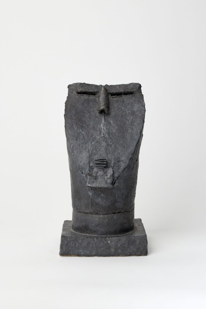 <i>face</i>, 2011 </br>
ceramic</br>35,5 x 18 x 18,5 cm / 14 x 7.2 x 7.3 in