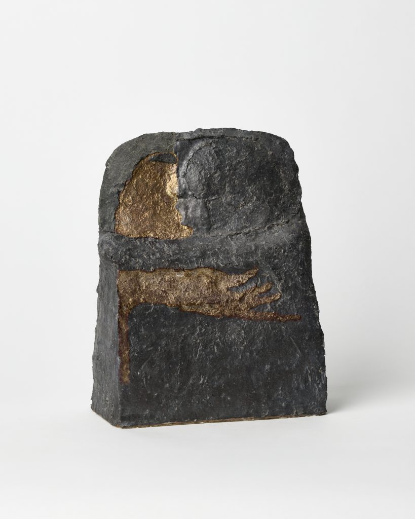 <i>embrace</i>, 2021 </br>
ceramic</br>
34 x 26,5 x 13,5 cm / 13.4 x 10.4 x 5.3 in