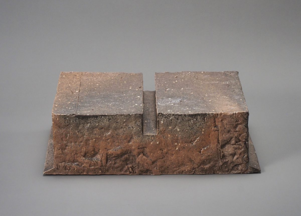 <i>silence</i>,1990</br>
ceramic</br>
13,5 x 45,5 x 27 cm / 5.3 x 17.9 x 10.6 in