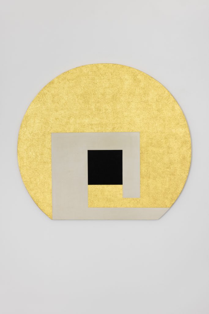 <i>Negativo-positivo</i>, 1992 </br>
acrylic, lacquering, gold leaves on wood </br>
85 x 95 x 2 cm / 33.4 x 37.4 x 1 in>