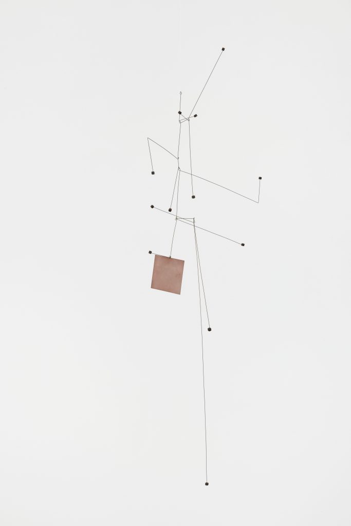 <i>Macchina Inutile</i>, 1947 </br>
metal components, nylon thread, wood </br>
100 x 55 x 45 cm / 39.3 x 21.6 x 17.7 in>