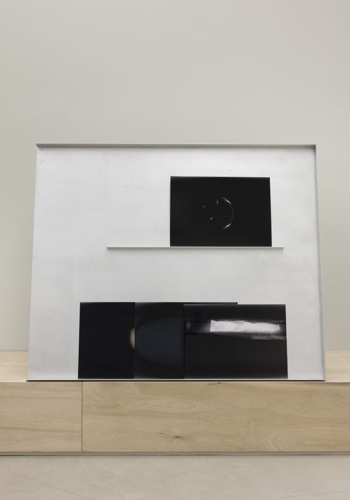 <i>Untitled</i>, 2023-2025 </br>
aluminium and Prints on glossy Hahnemühle paper</br>
200 x 62 x 43 cm / 78.7 x 24.4 x 16.9 in