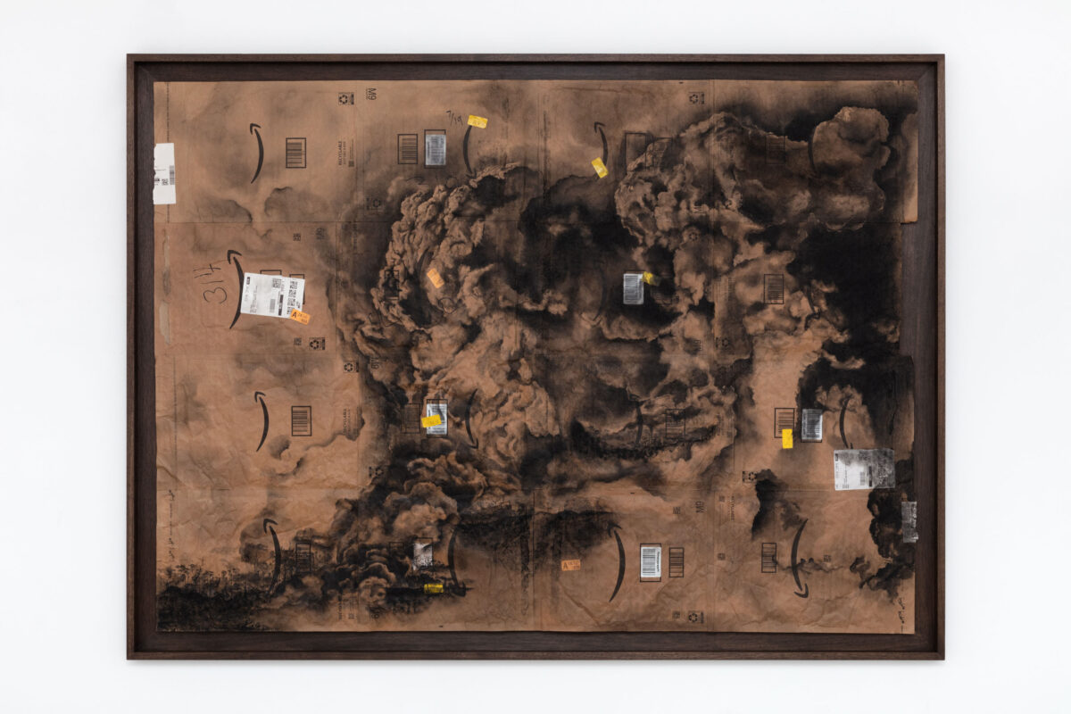 <i>O Pior Ano</i>, 2024 </br>
charcoal on used Amazon paper envelopes</br>
150 x 203 cm / 59 x 80 in