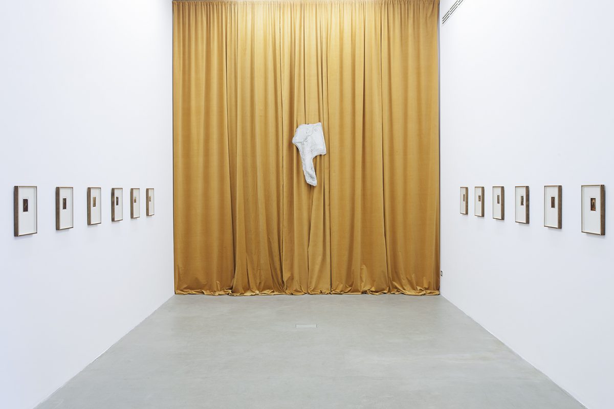 <i>polaroid</i>, 2013
</br> 
installation view, kaufmann repetto, milan
>