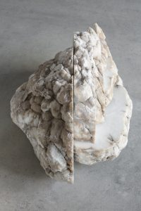<i>Nuvola (mostrare i propri sentimenti)</I>, 2019
</br>
alabaster</br>
110 x 70 x 53 cm / 43.3 x 27.5 x 20.9 in