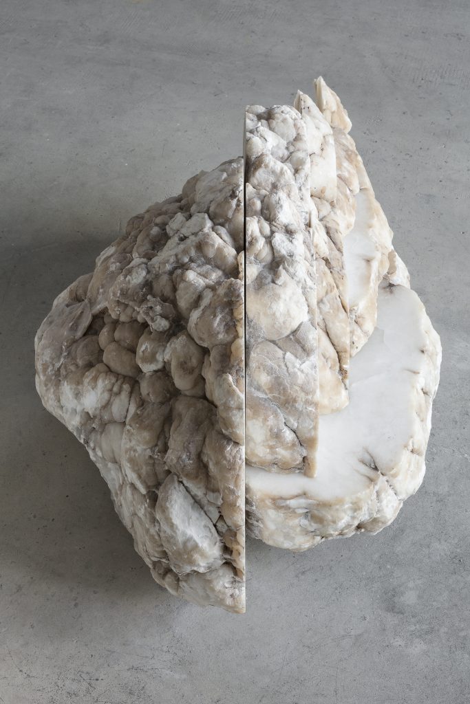 <i>Nuvola (mostrare i propri sentimenti)</I>, 2019
</br>
alabaster</br>
110 x 70 x 53 cm / 43.3 x 27.5 x 20.9 in>