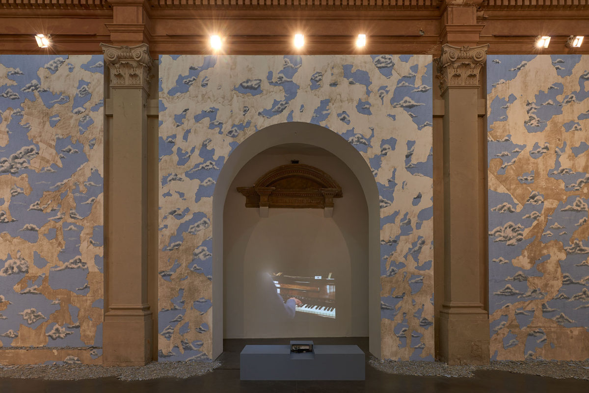 <i>partition pour main et masse</i>, 2018
</br> 
installation view, centre d'art contemporain chapelle saint-jacques, saint-gaudens
>