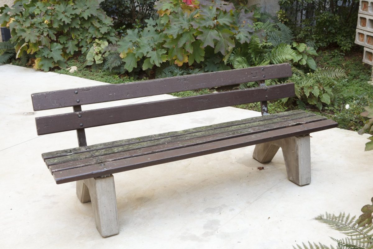 <i>kasseler parkbänke</i>, 2009
</br>
found park bench from kassel, 76 x 200 x 60 cm / 29.9 x  78.7 x 23.6 in >