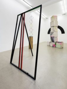 <i>eva rothschild</i>, 2017
</br>
installation view, kaufmann repetto, milan