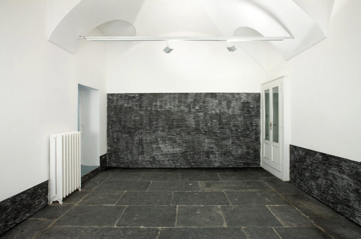 <i>plainte</i>, 2009</br>charcoal on wall</br>variable dimensions