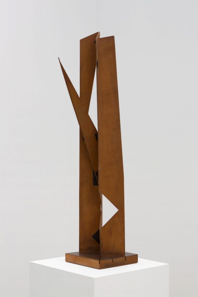 <i>scultura da viaggio (travel sculpture)</i>, 1958
</br>
wood and adhesive tape, 91 x 22 x 22 cm / 25.8 x 8.7 x 8.7 in>