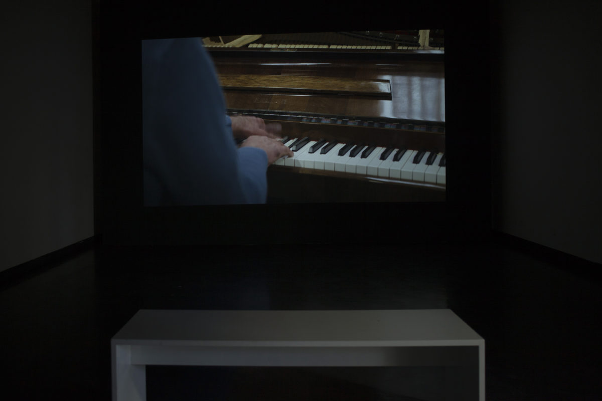 <i>partition pour mains et masse</i>, 2018
</br>
full hd video, sound thanks to: john mcghee (composition and interpretation) and sylvian croci-torti (jack hammer)
</br> 15'17''
</br>
installation view, kiosk, ghent>