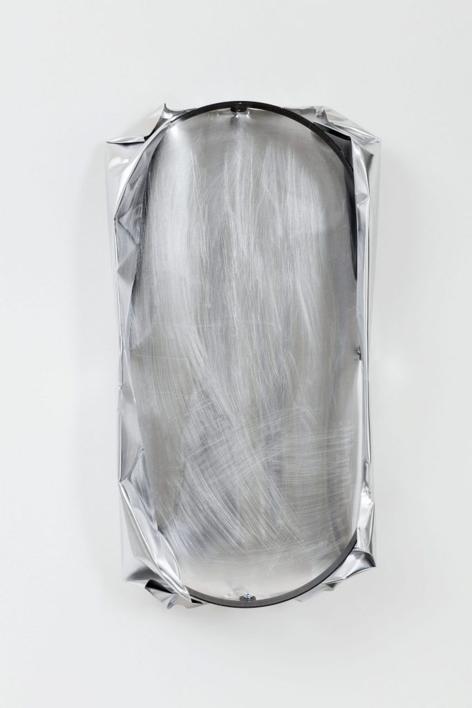 <i>untitled</i>, 2017 </br>
aluminium, iron, 99 x 52 x 13,5 cm / 38.9 x 20.4 x 5.3 in >