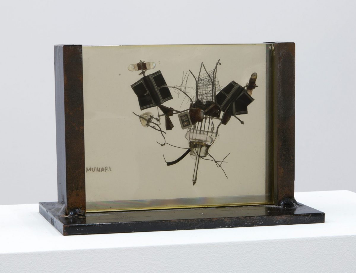 <i>fossile del 2000 (fossil from 2000)</i>, 1959
</br>
plexiglass and metal, 13 x 16 cm / 5.1 x 6.3 in
>