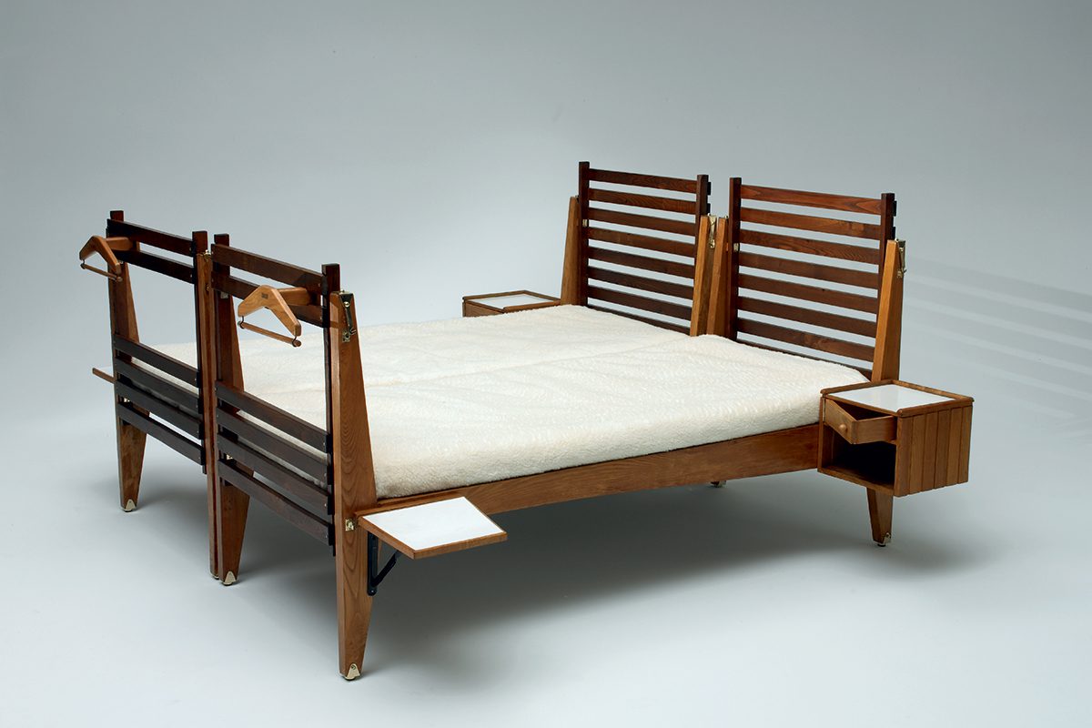 <i>queenbed for casa del sole</i>, 1953
</br>
wood,
75 x 200 × 195 cm / 29.5 x 78.7 x 76.7 in 
>