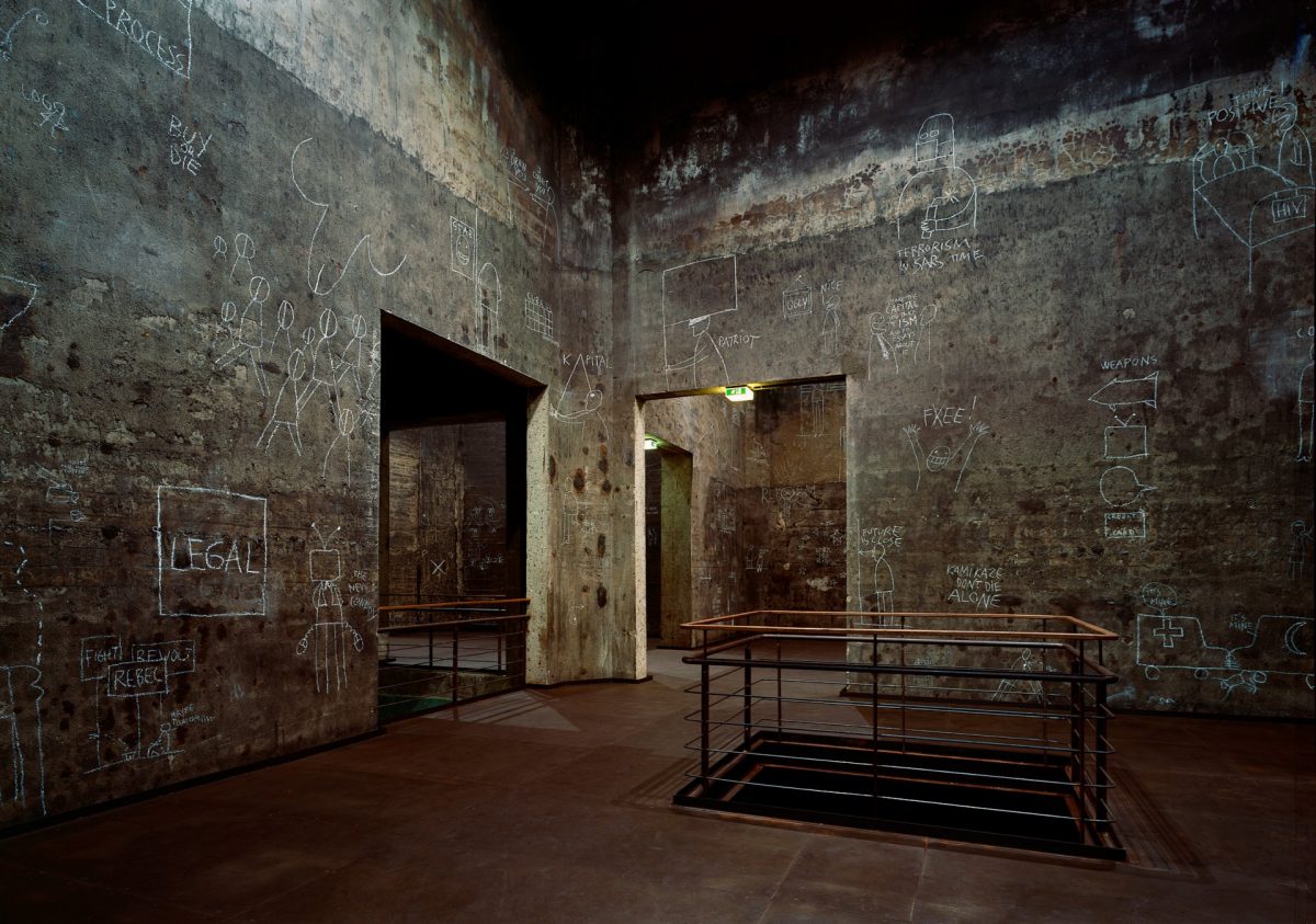 <i>dan perjovschi</I>, 2003
</br>
installation view, okerei Zollverein, essen>
