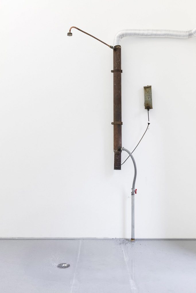 <i>untitled</i>, 2017
</br>
water, iron, rubber tube, ethanol, ash
</br>
220 x 50 x 60 cm / 86.6 x 19.7 x 23.6 in>