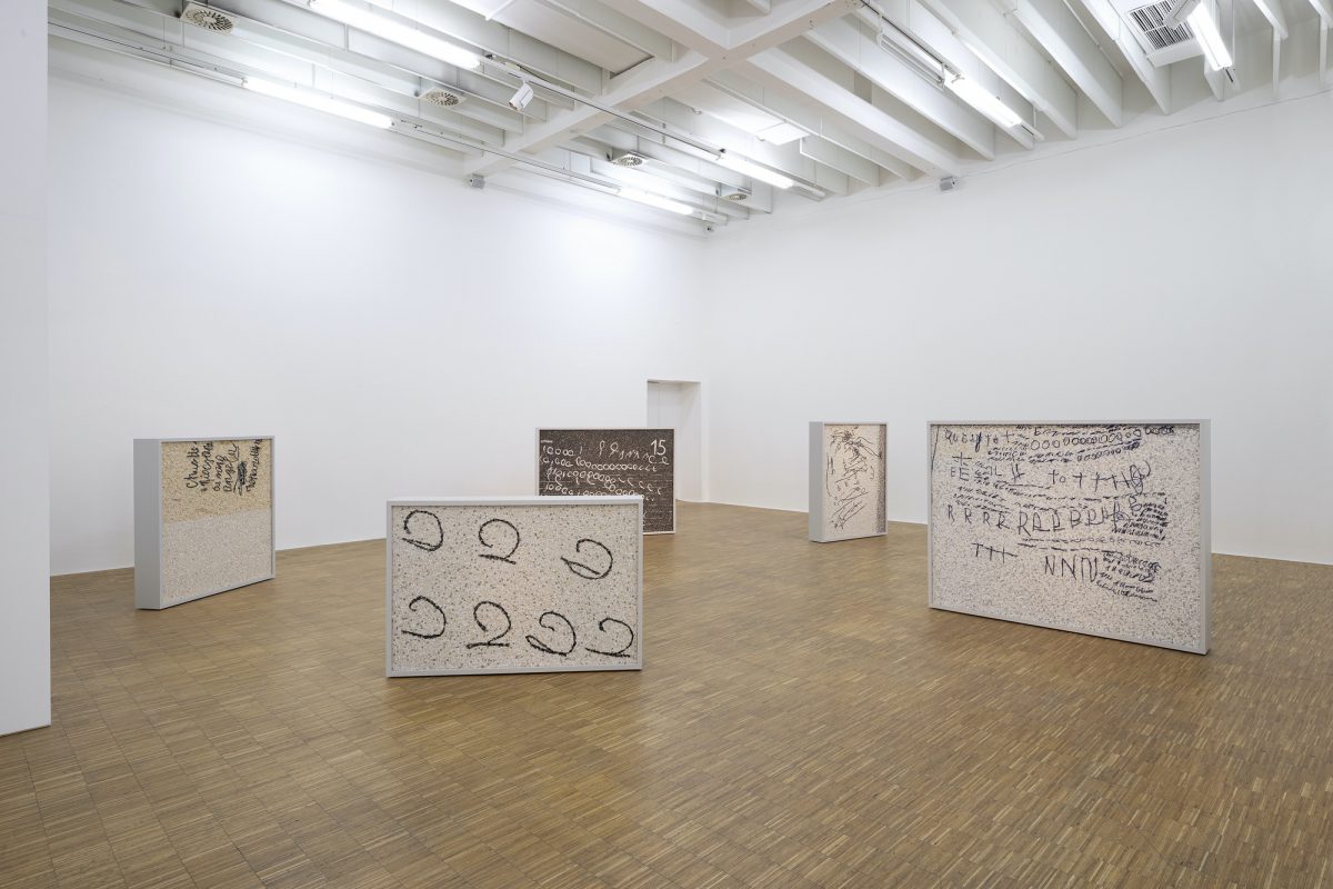 <i>broken words</i>, 2019
</br>
 installation view, salzburger kunstverein, salzburger
>