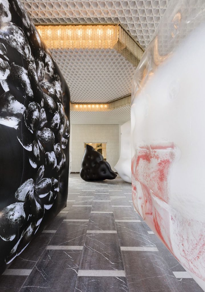 <i>love iv: cold shower</i>, 2016 
</br> 
installation view, schinkel pavillon, berlin
>