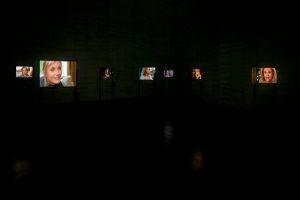 <i>becoming (front)</i>, 2003
</br>
40-channel installation consisting of 7 dual-channel installation
</br>
installation view, museo de arte contemporáneo de castilla y león, león 