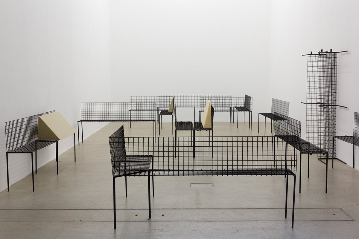 <i>oxymoron grey</i>, 2015 </br> installation view, kaufmann repetto, milan
>