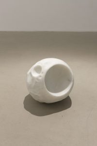 <i>due lune con stupore (two moons with wonder)</i>, 2012
</br>
white statuary marble, 
diameter 30 cm / 11.8 in 