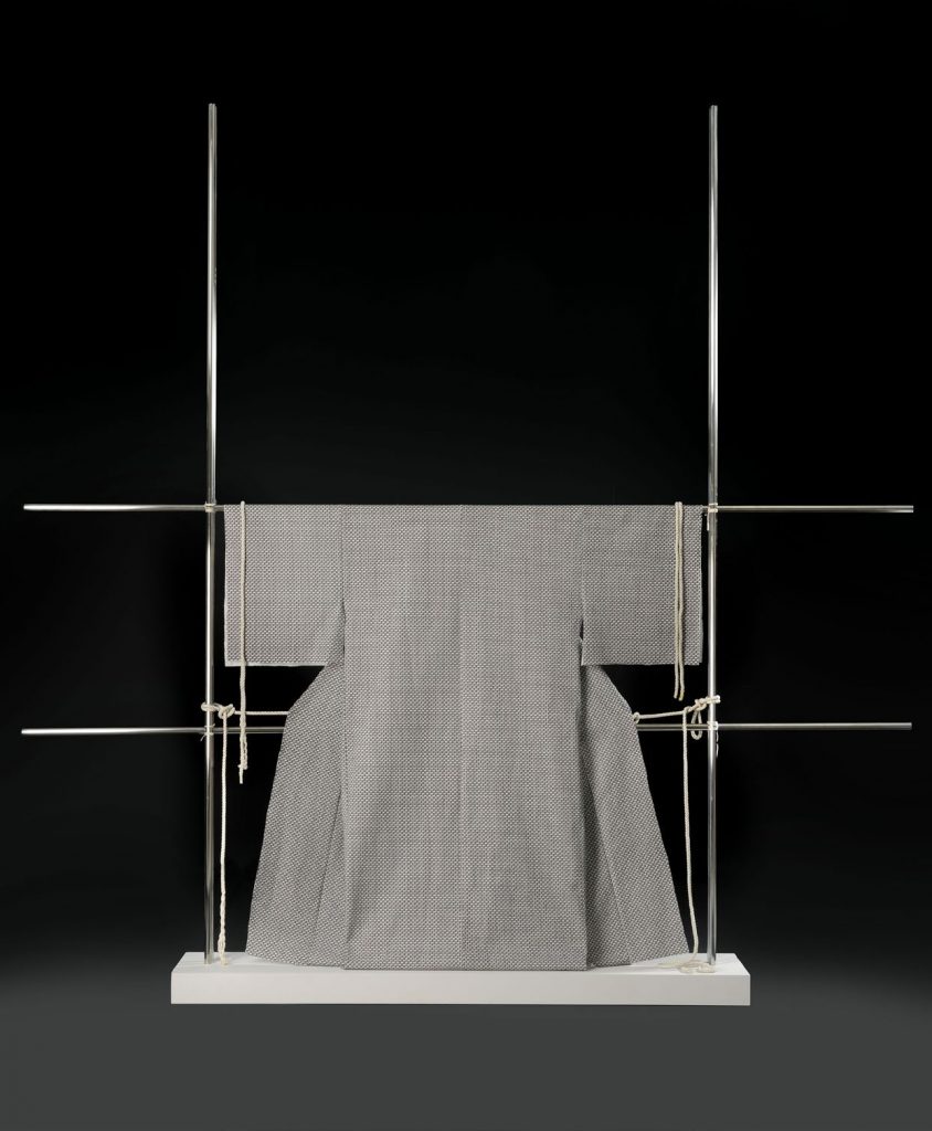 <i>faber and faber kimono</i>, 2012 
</br>
digital print on cotton duck, cotton, brushed steel, string, wood
</br>
300 x 300 x 42 cm / 118.1 x 118.1 x 16.5 in
>