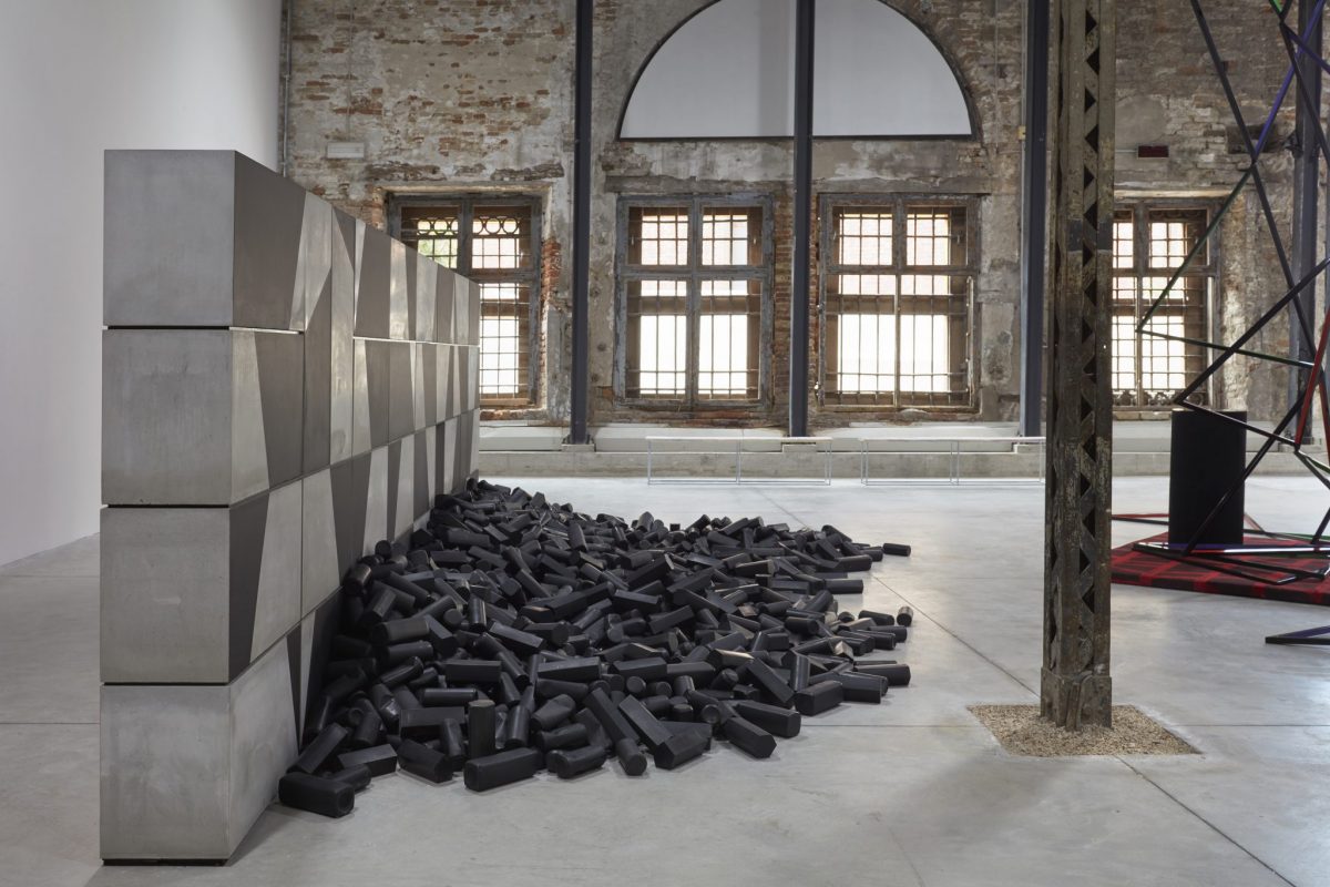 <i>drift</i>, 2019
</br>
concrete, steel, synthetic polymer paint, adaptable dimensions
</br>
installation view, irish pavilion, 58th venice biennale, venice>