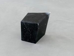 <i>l'ignoto (the unknown)</i>, 2006
</br>
black maquiña marble, vaselin,  26 x 26 x 30 cm / 10.2 x 10.2 x 11.8 in