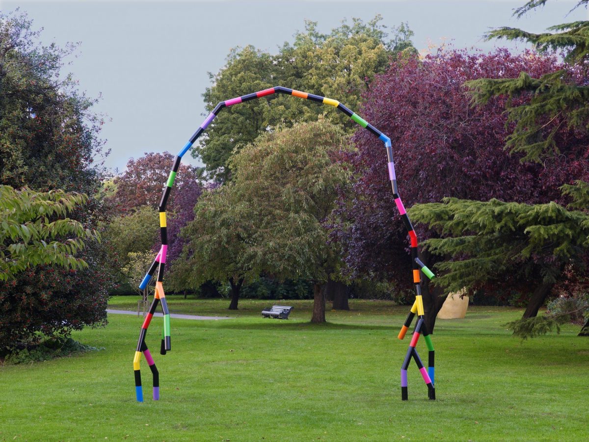 <i>someone and someone</i>, 2007
</br>
installation view, frieze sculpture park, london>