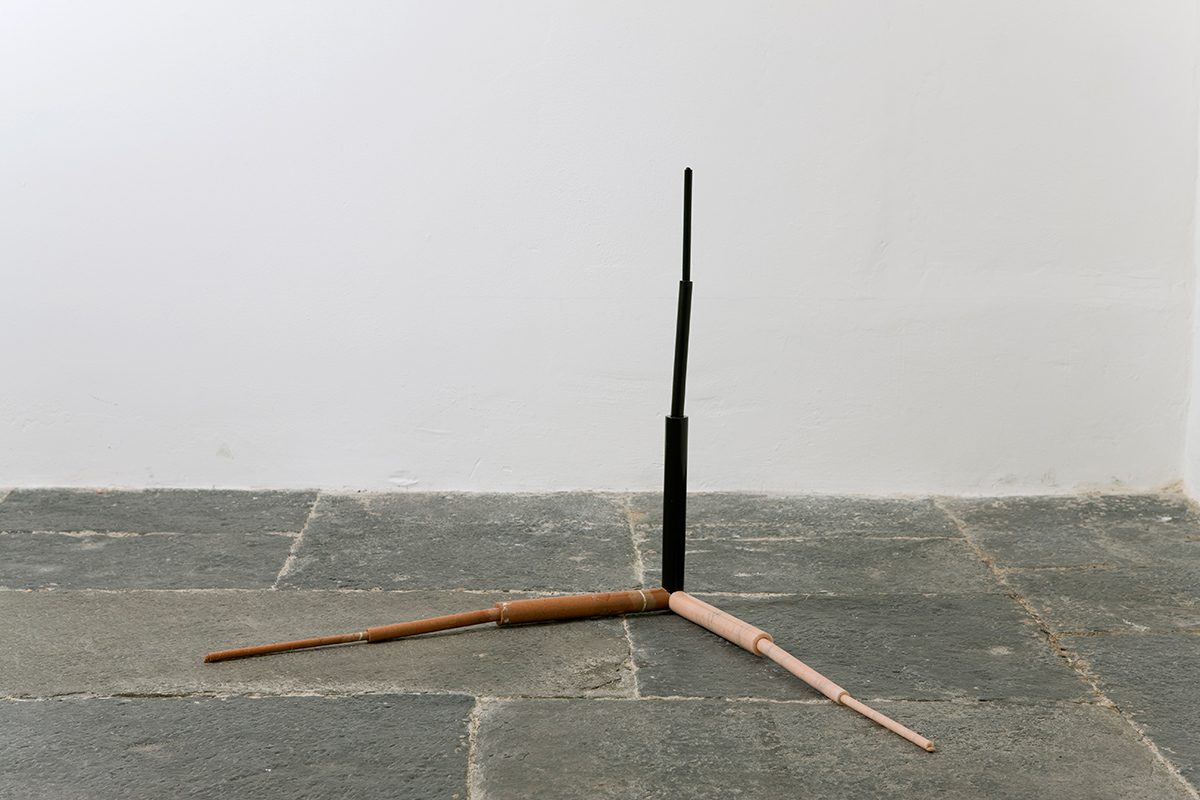 <i>l'iniziatore (the initiator)</i>, 2008
</br>
belgian black marble, portuguese red marble, red lentil, black soy bean 
</br>
100 x 100 x 100 cm / 39.3 x 39.3 x 39.3 in>