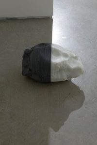 <i>via dalla luce mia - la verità (stand out of my light - the truth)</i>, 2008
</br>
white statuary marble, dark gray marble, a shadow line
</br> 
30 x 25 x 25 cm / 11.8 x 9.8 x 9.8 in