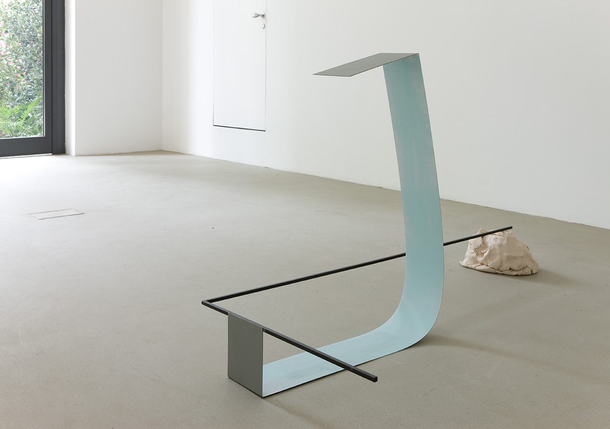 <i>historical mood</i>, 2010
</br>
painted steel and ceramic, 91 x 170 x 89 cm / 35.8 x 66.9 x 35 in 
>