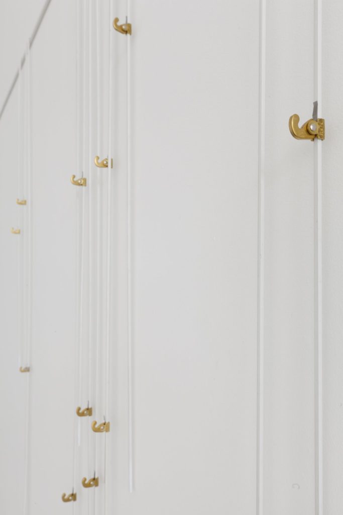 <i>morgenlied (iv)</i>, 2012
</br> 
steel, brass hooks, variable dimensions
>