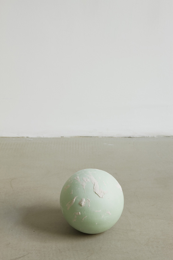 <i>untitled</i>, 2010
</br>
terracotta, paint and clay, diameter 18 cm / 7 in
>